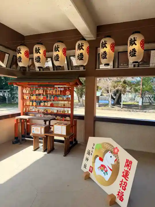 泊神社の{uncategorized: "未分類", other: "その他", undefined: "問題あり", building: "その他建物", grave: "お墓", sacred_gate: "鳥居", guardian: "狛犬", statue: "像", buddha: "仏像", history: "歴史", nature: "自然", garden: "庭園", animal: "動物", pagoda: "塔", temizu: "手水舎", mountain_gate: "山門・神門", sanctuary: "本殿・本堂", subordinate: "末社・摂社", art: "芸術", scenery: "景色", jizo: "地蔵", ema: "絵馬", goshuin: "御朱印", omikuji: "おみくじ", items: "授与品その他", amulet: "お守り", goshuincho: "御朱印帳", eats: "食事", festival: "お祭り", votive_dance: "神楽", shichigosan: "七五三参", wedding: "結婚式", experience: "体験その他", initially: "初詣", around: "周辺", anti_infection: "感染症対策"}