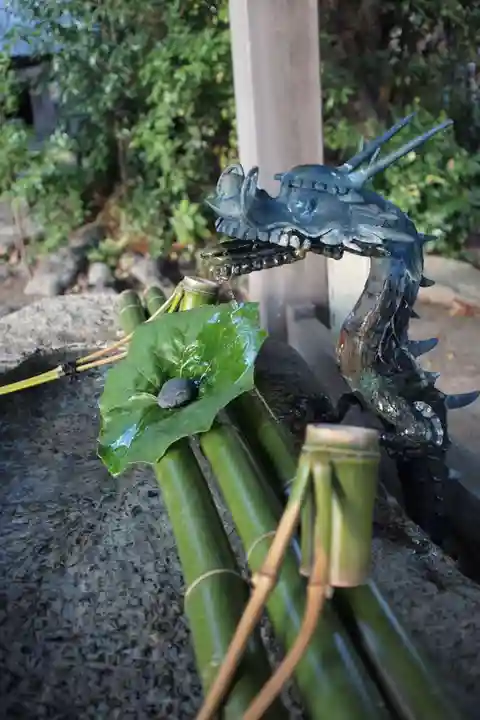 六所神社の手水舎