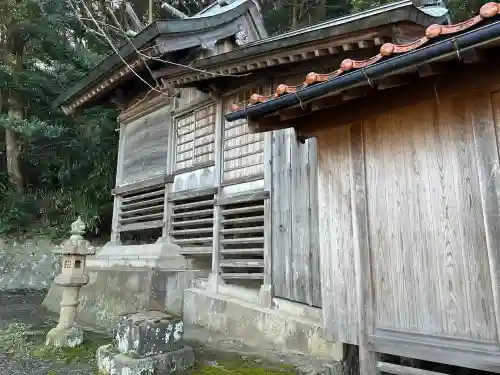 三社神社の{uncategorized: "未分類", other: "その他", undefined: "問題あり", building: "その他建物", grave: "お墓", sacred_gate: "鳥居", guardian: "狛犬", statue: "像", buddha: "仏像", history: "歴史", nature: "自然", garden: "庭園", animal: "動物", pagoda: "塔", temizu: "手水舎", mountain_gate: "山門・神門", sanctuary: "本殿・本堂", subordinate: "末社・摂社", art: "芸術", scenery: "景色", jizo: "地蔵", ema: "絵馬", goshuin: "御朱印", omikuji: "おみくじ", items: "授与品その他", amulet: "お守り", goshuincho: "御朱印帳", eats: "食事", festival: "お祭り", votive_dance: "神楽", shichigosan: "七五三参", wedding: "結婚式", experience: "体験その他", initially: "初詣", around: "周辺", anti_infection: "感染症対策"}