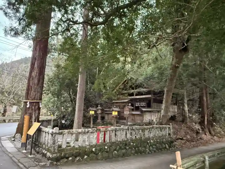 丹生神社(丹生川上神社中社摂社)の{uncategorized: "未分類", other: "その他", undefined: "問題あり", building: "その他建物", grave: "お墓", sacred_gate: "鳥居", guardian: "狛犬", statue: "像", buddha: "仏像", history: "歴史", nature: "自然", garden: "庭園", animal: "動物", pagoda: "塔", temizu: "手水舎", mountain_gate: "山門・神門", sanctuary: "本殿・本堂", subordinate: "末社・摂社", art: "芸術", scenery: "景色", jizo: "地蔵", ema: "絵馬", goshuin: "御朱印", omikuji: "おみくじ", items: "授与品その他", amulet: "お守り", goshuincho: "御朱印帳", eats: "食事", festival: "お祭り", votive_dance: "神楽", shichigosan: "七五三参", wedding: "結婚式", experience: "体験その他", initially: "初詣", around: "周辺", anti_infection: "感染症対策"}