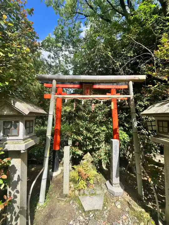 伏見神宝神社の{uncategorized: "未分類", other: "その他", undefined: "問題あり", building: "その他建物", grave: "お墓", sacred_gate: "鳥居", guardian: "狛犬", statue: "像", buddha: "仏像", history: "歴史", nature: "自然", garden: "庭園", animal: "動物", pagoda: "塔", temizu: "手水舎", mountain_gate: "山門・神門", sanctuary: "本殿・本堂", subordinate: "末社・摂社", art: "芸術", scenery: "景色", jizo: "地蔵", ema: "絵馬", goshuin: "御朱印", omikuji: "おみくじ", items: "授与品その他", amulet: "お守り", goshuincho: "御朱印帳", eats: "食事", festival: "お祭り", votive_dance: "神楽", shichigosan: "七五三参", wedding: "結婚式", experience: "体験その他", initially: "初詣", around: "周辺", anti_infection: "感染症対策"}