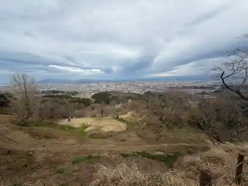 春日山神社の{uncategorized: "未分類", other: "その他", undefined: "問題あり", building: "その他建物", grave: "お墓", sacred_gate: "鳥居", guardian: "狛犬", statue: "像", buddha: "仏像", history: "歴史", nature: "自然", garden: "庭園", animal: "動物", pagoda: "塔", temizu: "手水舎", mountain_gate: "山門・神門", sanctuary: "本殿・本堂", subordinate: "末社・摂社", art: "芸術", scenery: "景色", jizo: "地蔵", ema: "絵馬", goshuin: "御朱印", omikuji: "おみくじ", items: "授与品その他", amulet: "お守り", goshuincho: "御朱印帳", eats: "食事", festival: "お祭り", votive_dance: "神楽", shichigosan: "七五三参", wedding: "結婚式", experience: "体験その他", initially: "初詣", around: "周辺", anti_infection: "感染症対策"}