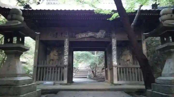 弥谷寺の山門・神門