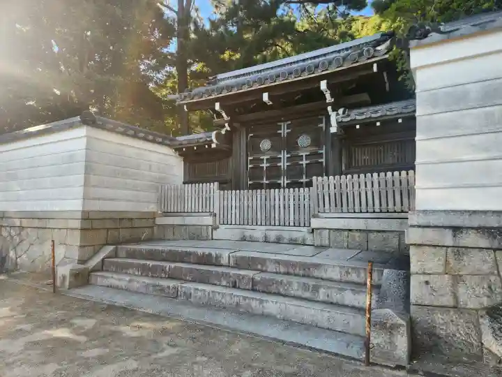 赤間神宮の{uncategorized: "未分類", other: "その他", undefined: "問題あり", building: "その他建物", grave: "お墓", sacred_gate: "鳥居", guardian: "狛犬", statue: "像", buddha: "仏像", history: "歴史", nature: "自然", garden: "庭園", animal: "動物", pagoda: "塔", temizu: "手水舎", mountain_gate: "山門・神門", sanctuary: "本殿・本堂", subordinate: "末社・摂社", art: "芸術", scenery: "景色", jizo: "地蔵", ema: "絵馬", goshuin: "御朱印", omikuji: "おみくじ", items: "授与品その他", amulet: "お守り", goshuincho: "御朱印帳", eats: "食事", festival: "お祭り", votive_dance: "神楽", shichigosan: "七五三参", wedding: "結婚式", experience: "体験その他", initially: "初詣", around: "周辺", anti_infection: "感染症対策"}