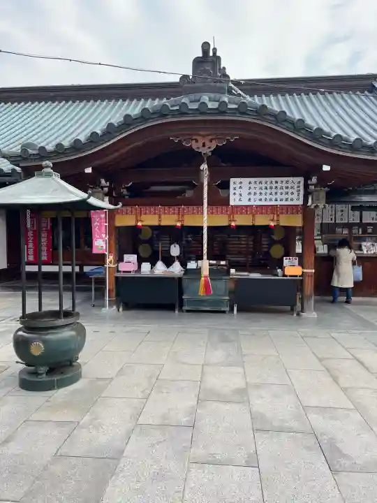 華蔵院(華藏院)の{uncategorized: "未分類", other: "その他", undefined: "問題あり", building: "その他建物", grave: "お墓", sacred_gate: "鳥居", guardian: "狛犬", statue: "像", buddha: "仏像", history: "歴史", nature: "自然", garden: "庭園", animal: "動物", pagoda: "塔", temizu: "手水舎", mountain_gate: "山門・神門", sanctuary: "本殿・本堂", subordinate: "末社・摂社", art: "芸術", scenery: "景色", jizo: "地蔵", ema: "絵馬", goshuin: "御朱印", omikuji: "おみくじ", items: "授与品その他", amulet: "お守り", goshuincho: "御朱印帳", eats: "食事", festival: "お祭り", votive_dance: "神楽", shichigosan: "七五三参", wedding: "結婚式", experience: "体験その他", initially: "初詣", around: "周辺", anti_infection: "感染症対策"}