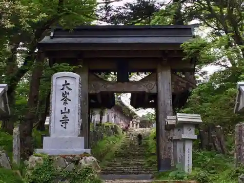 大峯山寺の山門