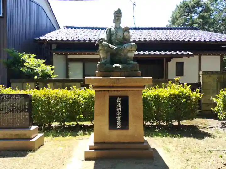 多太神社の{uncategorized: "未分類", other: "その他", undefined: "問題あり", building: "その他建物", grave: "お墓", sacred_gate: "鳥居", guardian: "狛犬", statue: "像", buddha: "仏像", history: "歴史", nature: "自然", garden: "庭園", animal: "動物", pagoda: "塔", temizu: "手水舎", mountain_gate: "山門・神門", sanctuary: "本殿・本堂", subordinate: "末社・摂社", art: "芸術", scenery: "景色", jizo: "地蔵", ema: "絵馬", goshuin: "御朱印", omikuji: "おみくじ", items: "授与品その他", amulet: "お守り", goshuincho: "御朱印帳", eats: "食事", festival: "お祭り", votive_dance: "神楽", shichigosan: "七五三参", wedding: "結婚式", experience: "体験その他", initially: "初詣", around: "周辺", anti_infection: "感染症対策"}