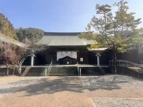 高知県護国神社の{uncategorized: "未分類", other: "その他", undefined: "問題あり", building: "その他建物", grave: "お墓", sacred_gate: "鳥居", guardian: "狛犬", statue: "像", buddha: "仏像", history: "歴史", nature: "自然", garden: "庭園", animal: "動物", pagoda: "塔", temizu: "手水舎", mountain_gate: "山門・神門", sanctuary: "本殿・本堂", subordinate: "末社・摂社", art: "芸術", scenery: "景色", jizo: "地蔵", ema: "絵馬", goshuin: "御朱印", omikuji: "おみくじ", items: "授与品その他", amulet: "お守り", goshuincho: "御朱印帳", eats: "食事", festival: "お祭り", votive_dance: "神楽", shichigosan: "七五三参", wedding: "結婚式", experience: "体験その他", initially: "初詣", around: "周辺", anti_infection: "感染症対策"}
