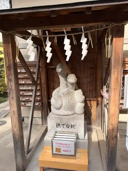 蛇窪神社の{uncategorized: "未分類", other: "その他", undefined: "問題あり", building: "その他建物", grave: "お墓", sacred_gate: "鳥居", guardian: "狛犬", statue: "像", buddha: "仏像", history: "歴史", nature: "自然", garden: "庭園", animal: "動物", pagoda: "塔", temizu: "手水舎", mountain_gate: "山門・神門", sanctuary: "本殿・本堂", subordinate: "末社・摂社", art: "芸術", scenery: "景色", jizo: "地蔵", ema: "絵馬", goshuin: "御朱印", omikuji: "おみくじ", items: "授与品その他", amulet: "お守り", goshuincho: "御朱印帳", eats: "食事", festival: "お祭り", votive_dance: "神楽", shichigosan: "七五三参", wedding: "結婚式", experience: "体験その他", initially: "初詣", around: "周辺", anti_infection: "感染症対策"}