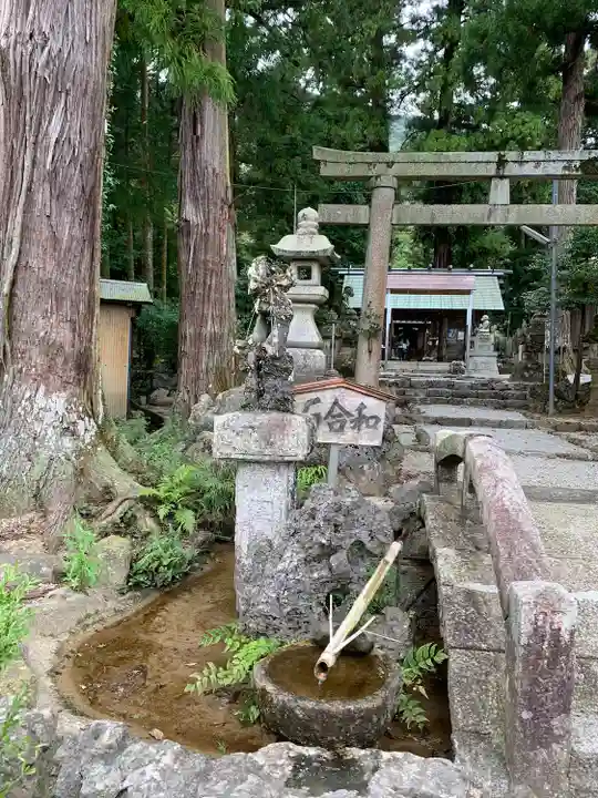 鳴谷神社の手水舎