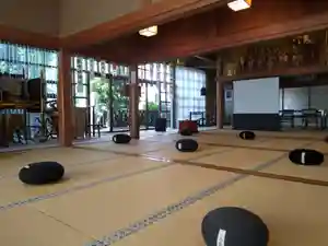 令和3年7月の定例坐禅会・初心坐禅会は、オンライン坐禅「うちで坐ろう」形式でZOOMを使用します。ご自宅でのオンライン環境での参加が難しい方は、本堂でのパブリックビューイング(PV)坐禅もあります。
※初めて坐禅をする方を前提とした坐り方の説明があります。坐禅経験者でも構いません。
◆日時
7月4日(日)6時30分~8時00分
06:20 オンライン開室
06:30 坐禅と坐り方の説明
07:00 坐禅①
07:30 おはなし
07:40 感想シェア・Q&A
08:00 オンライン閉室
◆参加申し込み方法
ZOOMでの事前申込をお願い致します。
https://zoom.us/meeting/register/tJArdeiorjsoGtBhromn3dvJM2BPVBvh1r2H
◆参加費
無料
※日頃の善行を心掛けて下さい。その善行が善行を呼び、社会全体が善くなれば当寺にもその功徳が及ぶことを期待しています。
◆事前準備について
※PC・スマホなどで、Zoomが使えるようにして下さい。
※お尻に敷くための坐禅用の坐蒲(ざふ)があれば何よりですが、座蒲団(ざぶとん)・固めのクッション・バスタオル5枚程度などでもOK。
※服装は、身体を窮屈にしない緩やかなものが良いです。
※複数人での参加、お子さんと一緒に参加することもできます。坐禅中はミュートで参加して下さい。
※最後に、参加者から感想・質問等をお聞きするかもしれません。差し支えない方はカメラ・マイクオンにして下さい。