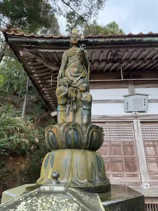 大王寺の{uncategorized: "未分類", other: "その他", undefined: "問題あり", building: "その他建物", grave: "お墓", sacred_gate: "鳥居", guardian: "狛犬", statue: "像", buddha: "仏像", history: "歴史", nature: "自然", garden: "庭園", animal: "動物", pagoda: "塔", temizu: "手水舎", mountain_gate: "山門・神門", sanctuary: "本殿・本堂", subordinate: "末社・摂社", art: "芸術", scenery: "景色", jizo: "地蔵", ema: "絵馬", goshuin: "御朱印", omikuji: "おみくじ", items: "授与品その他", amulet: "お守り", goshuincho: "御朱印帳", eats: "食事", festival: "お祭り", votive_dance: "神楽", shichigosan: "七五三参", wedding: "結婚式", experience: "体験その他", initially: "初詣", around: "周辺", anti_infection: "感染症対策"}