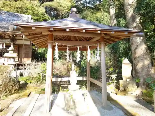 蛇苦止明神（蛇苦止堂）の{uncategorized: "未分類", other: "その他", undefined: "問題あり", building: "その他建物", grave: "お墓", sacred_gate: "鳥居", guardian: "狛犬", statue: "像", buddha: "仏像", history: "歴史", nature: "自然", garden: "庭園", animal: "動物", pagoda: "塔", temizu: "手水舎", mountain_gate: "山門・神門", sanctuary: "本殿・本堂", subordinate: "末社・摂社", art: "芸術", scenery: "景色", jizo: "地蔵", ema: "絵馬", goshuin: "御朱印", omikuji: "おみくじ", items: "授与品その他", amulet: "お守り", goshuincho: "御朱印帳", eats: "食事", festival: "お祭り", votive_dance: "神楽", shichigosan: "七五三参", wedding: "結婚式", experience: "体験その他", initially: "初詣", around: "周辺", anti_infection: "感染症対策"}