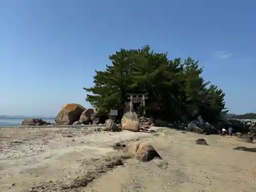 箱島神社の{uncategorized: "未分類", other: "その他", undefined: "問題あり", building: "その他建物", grave: "お墓", sacred_gate: "鳥居", guardian: "狛犬", statue: "像", buddha: "仏像", history: "歴史", nature: "自然", garden: "庭園", animal: "動物", pagoda: "塔", temizu: "手水舎", mountain_gate: "山門・神門", sanctuary: "本殿・本堂", subordinate: "末社・摂社", art: "芸術", scenery: "景色", jizo: "地蔵", ema: "絵馬", goshuin: "御朱印", omikuji: "おみくじ", items: "授与品その他", amulet: "お守り", goshuincho: "御朱印帳", eats: "食事", festival: "お祭り", votive_dance: "神楽", shichigosan: "七五三参", wedding: "結婚式", experience: "体験その他", initially: "初詣", around: "周辺", anti_infection: "感染症対策"}