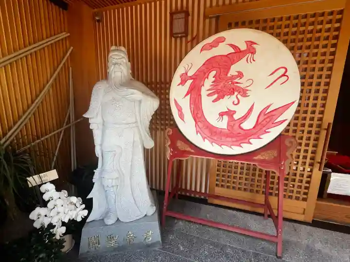 大阪関帝廟の{uncategorized: "未分類", other: "その他", undefined: "問題あり", building: "その他建物", grave: "お墓", sacred_gate: "鳥居", guardian: "狛犬", statue: "像", buddha: "仏像", history: "歴史", nature: "自然", garden: "庭園", animal: "動物", pagoda: "塔", temizu: "手水舎", mountain_gate: "山門・神門", sanctuary: "本殿・本堂", subordinate: "末社・摂社", art: "芸術", scenery: "景色", jizo: "地蔵", ema: "絵馬", goshuin: "御朱印", omikuji: "おみくじ", items: "授与品その他", amulet: "お守り", goshuincho: "御朱印帳", eats: "食事", festival: "お祭り", votive_dance: "神楽", shichigosan: "七五三参", wedding: "結婚式", experience: "体験その他", initially: "初詣", around: "周辺", anti_infection: "感染症対策"}