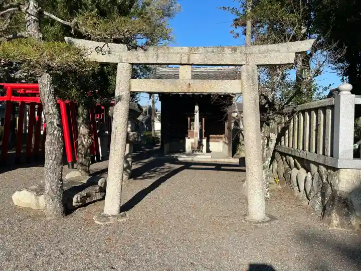 八幡神社の{uncategorized: "未分類", other: "その他", undefined: "問題あり", building: "その他建物", grave: "お墓", sacred_gate: "鳥居", guardian: "狛犬", statue: "像", buddha: "仏像", history: "歴史", nature: "自然", garden: "庭園", animal: "動物", pagoda: "塔", temizu: "手水舎", mountain_gate: "山門・神門", sanctuary: "本殿・本堂", subordinate: "末社・摂社", art: "芸術", scenery: "景色", jizo: "地蔵", ema: "絵馬", goshuin: "御朱印", omikuji: "おみくじ", items: "授与品その他", amulet: "お守り", goshuincho: "御朱印帳", eats: "食事", festival: "お祭り", votive_dance: "神楽", shichigosan: "七五三参", wedding: "結婚式", experience: "体験その他", initially: "初詣", around: "周辺", anti_infection: "感染症対策"}