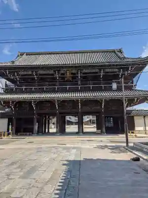 本山専修寺の山門・神門