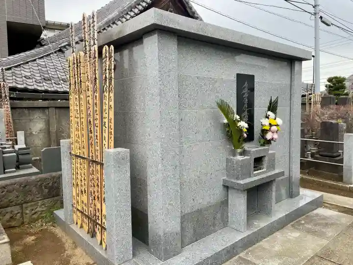本通寺の{uncategorized: "未分類", other: "その他", undefined: "問題あり", building: "その他建物", grave: "お墓", sacred_gate: "鳥居", guardian: "狛犬", statue: "像", buddha: "仏像", history: "歴史", nature: "自然", garden: "庭園", animal: "動物", pagoda: "塔", temizu: "手水舎", mountain_gate: "山門・神門", sanctuary: "本殿・本堂", subordinate: "末社・摂社", art: "芸術", scenery: "景色", jizo: "地蔵", ema: "絵馬", goshuin: "御朱印", omikuji: "おみくじ", items: "授与品その他", amulet: "お守り", goshuincho: "御朱印帳", eats: "食事", festival: "お祭り", votive_dance: "神楽", shichigosan: "七五三参", wedding: "結婚式", experience: "体験その他", initially: "初詣", around: "周辺", anti_infection: "感染症対策"}