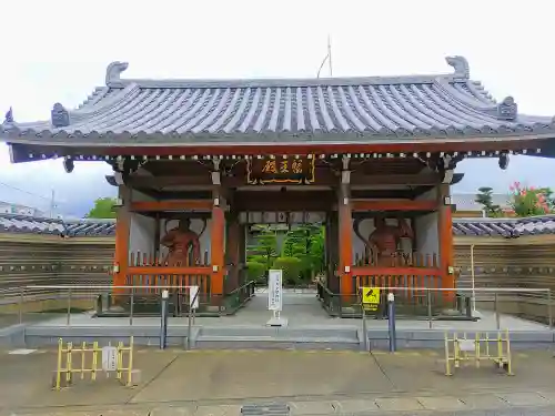 薬師寺（北外山）の山門・神門