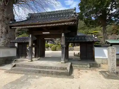 天徳寺の{uncategorized: "未分類", other: "その他", undefined: "問題あり", building: "その他建物", grave: "お墓", sacred_gate: "鳥居", guardian: "狛犬", statue: "像", buddha: "仏像", history: "歴史", nature: "自然", garden: "庭園", animal: "動物", pagoda: "塔", temizu: "手水舎", mountain_gate: "山門・神門", sanctuary: "本殿・本堂", subordinate: "末社・摂社", art: "芸術", scenery: "景色", jizo: "地蔵", ema: "絵馬", goshuin: "御朱印", omikuji: "おみくじ", items: "授与品その他", amulet: "お守り", goshuincho: "御朱印帳", eats: "食事", festival: "お祭り", votive_dance: "神楽", shichigosan: "七五三参", wedding: "結婚式", experience: "体験その他", initially: "初詣", around: "周辺", anti_infection: "感染症対策"}
