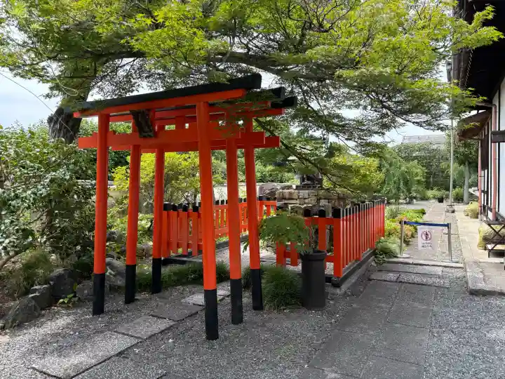 五大堂同聚院の{uncategorized: "未分類", other: "その他", undefined: "問題あり", building: "その他建物", grave: "お墓", sacred_gate: "鳥居", guardian: "狛犬", statue: "像", buddha: "仏像", history: "歴史", nature: "自然", garden: "庭園", animal: "動物", pagoda: "塔", temizu: "手水舎", mountain_gate: "山門・神門", sanctuary: "本殿・本堂", subordinate: "末社・摂社", art: "芸術", scenery: "景色", jizo: "地蔵", ema: "絵馬", goshuin: "御朱印", omikuji: "おみくじ", items: "授与品その他", amulet: "お守り", goshuincho: "御朱印帳", eats: "食事", festival: "お祭り", votive_dance: "神楽", shichigosan: "七五三参", wedding: "結婚式", experience: "体験その他", initially: "初詣", around: "周辺", anti_infection: "感染症対策"}