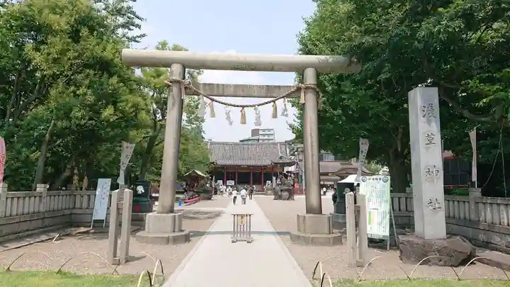 浅草神社の鳥居