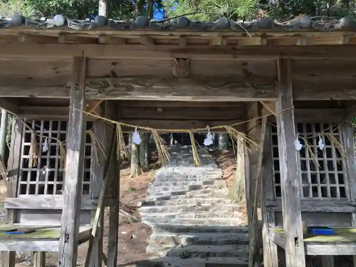 井戸鐘乳穴神社の山門・神門
