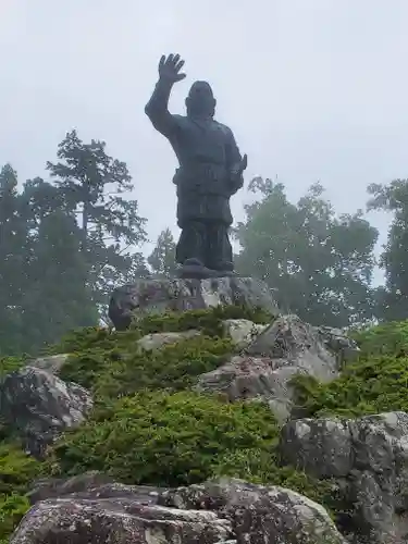 三峯神社の像