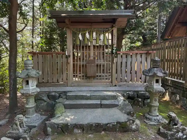 松尾神社の{uncategorized: "未分類", other: "その他", undefined: "問題あり", building: "その他建物", grave: "お墓", sacred_gate: "鳥居", guardian: "狛犬", statue: "像", buddha: "仏像", history: "歴史", nature: "自然", garden: "庭園", animal: "動物", pagoda: "塔", temizu: "手水舎", mountain_gate: "山門・神門", sanctuary: "本殿・本堂", subordinate: "末社・摂社", art: "芸術", scenery: "景色", jizo: "地蔵", ema: "絵馬", goshuin: "御朱印", omikuji: "おみくじ", items: "授与品その他", amulet: "お守り", goshuincho: "御朱印帳", eats: "食事", festival: "お祭り", votive_dance: "神楽", shichigosan: "七五三参", wedding: "結婚式", experience: "体験その他", initially: "初詣", around: "周辺", anti_infection: "感染症対策"}