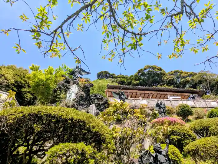 建長寺 半僧坊の{uncategorized: "未分類", other: "その他", undefined: "問題あり", building: "その他建物", grave: "お墓", sacred_gate: "鳥居", guardian: "狛犬", statue: "像", buddha: "仏像", history: "歴史", nature: "自然", garden: "庭園", animal: "動物", pagoda: "塔", temizu: "手水舎", mountain_gate: "山門・神門", sanctuary: "本殿・本堂", subordinate: "末社・摂社", art: "芸術", scenery: "景色", jizo: "地蔵", ema: "絵馬", goshuin: "御朱印", omikuji: "おみくじ", items: "授与品その他", amulet: "お守り", goshuincho: "御朱印帳", eats: "食事", festival: "お祭り", votive_dance: "神楽", shichigosan: "七五三参", wedding: "結婚式", experience: "体験その他", initially: "初詣", around: "周辺", anti_infection: "感染症対策"}