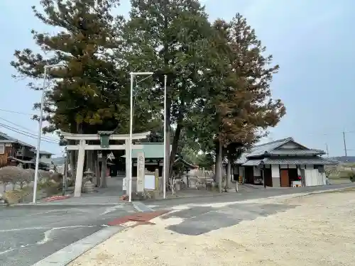 總社神社の{uncategorized: "未分類", other: "その他", undefined: "問題あり", building: "その他建物", grave: "お墓", sacred_gate: "鳥居", guardian: "狛犬", statue: "像", buddha: "仏像", history: "歴史", nature: "自然", garden: "庭園", animal: "動物", pagoda: "塔", temizu: "手水舎", mountain_gate: "山門・神門", sanctuary: "本殿・本堂", subordinate: "末社・摂社", art: "芸術", scenery: "景色", jizo: "地蔵", ema: "絵馬", goshuin: "御朱印", omikuji: "おみくじ", items: "授与品その他", amulet: "お守り", goshuincho: "御朱印帳", eats: "食事", festival: "お祭り", votive_dance: "神楽", shichigosan: "七五三参", wedding: "結婚式", experience: "体験その他", initially: "初詣", around: "周辺", anti_infection: "感染症対策"}