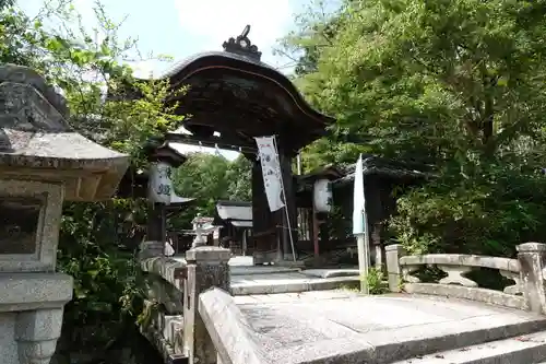 三尾神社の山門