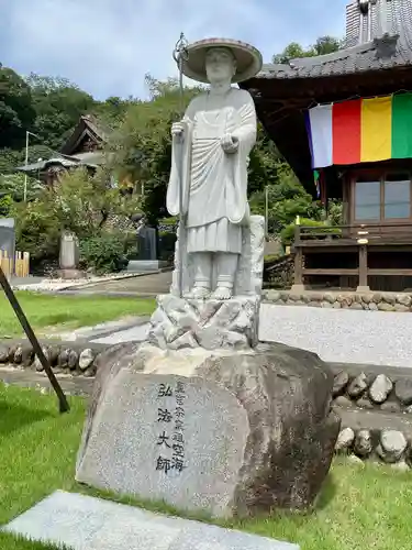 埼玉厄除け開運大師・龍泉寺（切り絵御朱印発祥の寺）の像