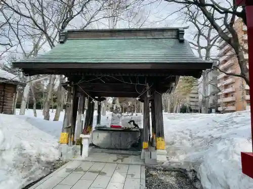彌彦神社　(伊夜日子神社)の{uncategorized: "未分類", other: "その他", undefined: "問題あり", building: "その他建物", grave: "お墓", sacred_gate: "鳥居", guardian: "狛犬", statue: "像", buddha: "仏像", history: "歴史", nature: "自然", garden: "庭園", animal: "動物", pagoda: "塔", temizu: "手水舎", mountain_gate: "山門・神門", sanctuary: "本殿・本堂", subordinate: "末社・摂社", art: "芸術", scenery: "景色", jizo: "地蔵", ema: "絵馬", goshuin: "御朱印", omikuji: "おみくじ", items: "授与品その他", amulet: "お守り", goshuincho: "御朱印帳", eats: "食事", festival: "お祭り", votive_dance: "神楽", shichigosan: "七五三参", wedding: "結婚式", experience: "体験その他", initially: "初詣", around: "周辺", anti_infection: "感染症対策"}