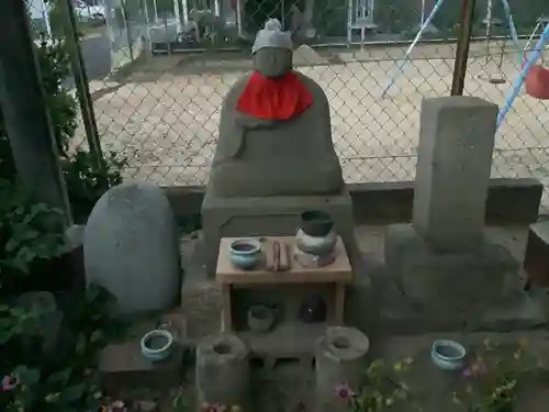 西高山町公民館の社の地蔵