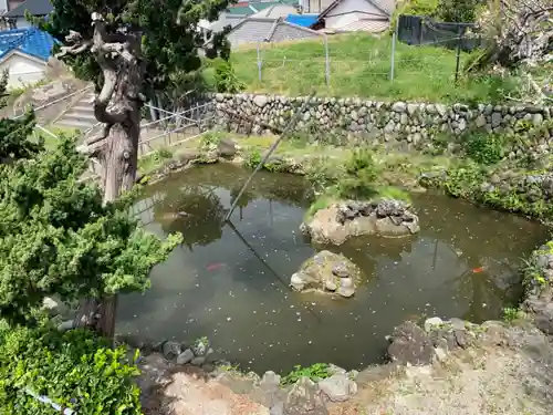 布良崎神社の庭園