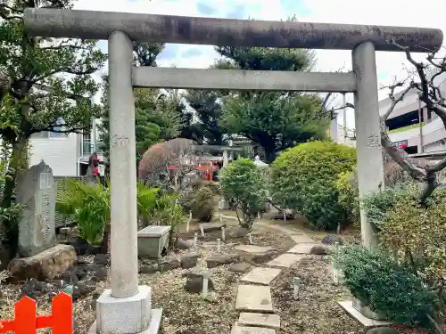 靍護稲荷神社の{uncategorized: "未分類", other: "その他", undefined: "問題あり", building: "その他建物", grave: "お墓", sacred_gate: "鳥居", guardian: "狛犬", statue: "像", buddha: "仏像", history: "歴史", nature: "自然", garden: "庭園", animal: "動物", pagoda: "塔", temizu: "手水舎", mountain_gate: "山門・神門", sanctuary: "本殿・本堂", subordinate: "末社・摂社", art: "芸術", scenery: "景色", jizo: "地蔵", ema: "絵馬", goshuin: "御朱印", omikuji: "おみくじ", items: "授与品その他", amulet: "お守り", goshuincho: "御朱印帳", eats: "食事", festival: "お祭り", votive_dance: "神楽", shichigosan: "七五三参", wedding: "結婚式", experience: "体験その他", initially: "初詣", around: "周辺", anti_infection: "感染症対策"}