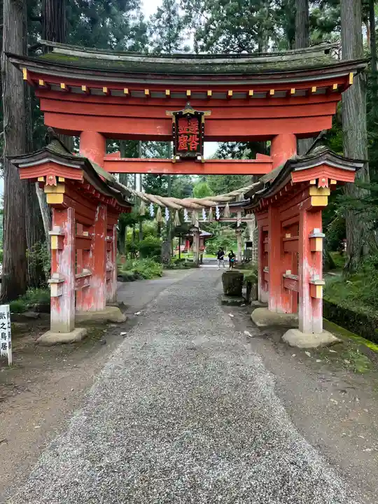 達谷西光寺の山門・神門
