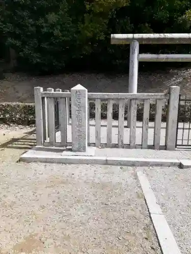 箸墓古墳（倭迹迹日百襲姫命 大市墓）の{uncategorized: "未分類", other: "その他", undefined: "問題あり", building: "その他建物", grave: "お墓", sacred_gate: "鳥居", guardian: "狛犬", statue: "像", buddha: "仏像", history: "歴史", nature: "自然", garden: "庭園", animal: "動物", pagoda: "塔", temizu: "手水舎", mountain_gate: "山門・神門", sanctuary: "本殿・本堂", subordinate: "末社・摂社", art: "芸術", scenery: "景色", jizo: "地蔵", ema: "絵馬", goshuin: "御朱印", omikuji: "おみくじ", items: "授与品その他", amulet: "お守り", goshuincho: "御朱印帳", eats: "食事", festival: "お祭り", votive_dance: "神楽", shichigosan: "七五三参", wedding: "結婚式", experience: "体験その他", initially: "初詣", around: "周辺", anti_infection: "感染症対策"}