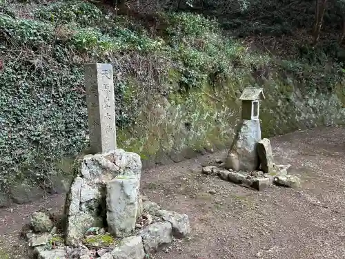 御津神社の{uncategorized: "未分類", other: "その他", undefined: "問題あり", building: "その他建物", grave: "お墓", sacred_gate: "鳥居", guardian: "狛犬", statue: "像", buddha: "仏像", history: "歴史", nature: "自然", garden: "庭園", animal: "動物", pagoda: "塔", temizu: "手水舎", mountain_gate: "山門・神門", sanctuary: "本殿・本堂", subordinate: "末社・摂社", art: "芸術", scenery: "景色", jizo: "地蔵", ema: "絵馬", goshuin: "御朱印", omikuji: "おみくじ", items: "授与品その他", amulet: "お守り", goshuincho: "御朱印帳", eats: "食事", festival: "お祭り", votive_dance: "神楽", shichigosan: "七五三参", wedding: "結婚式", experience: "体験その他", initially: "初詣", around: "周辺", anti_infection: "感染症対策"}