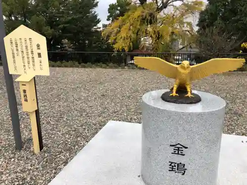 岡田神社の像