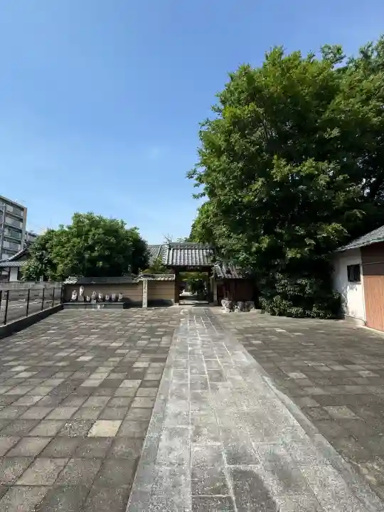 霊光院の{uncategorized: "未分類", other: "その他", undefined: "問題あり", building: "その他建物", grave: "お墓", sacred_gate: "鳥居", guardian: "狛犬", statue: "像", buddha: "仏像", history: "歴史", nature: "自然", garden: "庭園", animal: "動物", pagoda: "塔", temizu: "手水舎", mountain_gate: "山門・神門", sanctuary: "本殿・本堂", subordinate: "末社・摂社", art: "芸術", scenery: "景色", jizo: "地蔵", ema: "絵馬", goshuin: "御朱印", omikuji: "おみくじ", items: "授与品その他", amulet: "お守り", goshuincho: "御朱印帳", eats: "食事", festival: "お祭り", votive_dance: "神楽", shichigosan: "七五三参", wedding: "結婚式", experience: "体験その他", initially: "初詣", around: "周辺", anti_infection: "感染症対策"}
