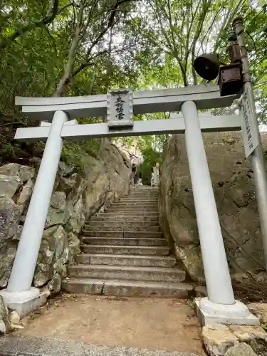 阿賀神社の{uncategorized: "未分類", other: "その他", undefined: "問題あり", building: "その他建物", grave: "お墓", sacred_gate: "鳥居", guardian: "狛犬", statue: "像", buddha: "仏像", history: "歴史", nature: "自然", garden: "庭園", animal: "動物", pagoda: "塔", temizu: "手水舎", mountain_gate: "山門・神門", sanctuary: "本殿・本堂", subordinate: "末社・摂社", art: "芸術", scenery: "景色", jizo: "地蔵", ema: "絵馬", goshuin: "御朱印", omikuji: "おみくじ", items: "授与品その他", amulet: "お守り", goshuincho: "御朱印帳", eats: "食事", festival: "お祭り", votive_dance: "神楽", shichigosan: "七五三参", wedding: "結婚式", experience: "体験その他", initially: "初詣", around: "周辺", anti_infection: "感染症対策"}