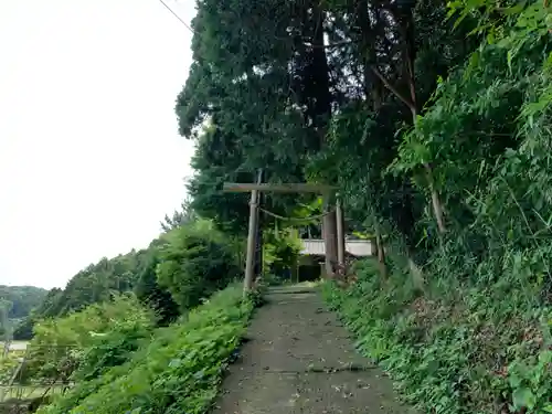 釜滝山越集会所の鳥居