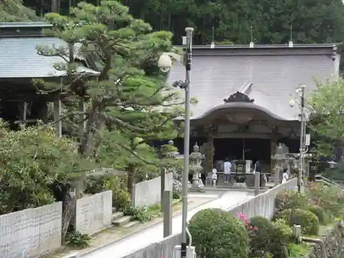 横峰寺の本殿・本堂
