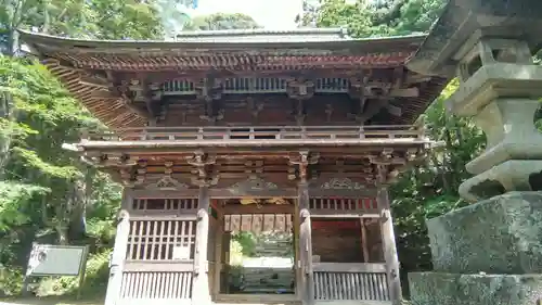 椎尾山薬王院の山門