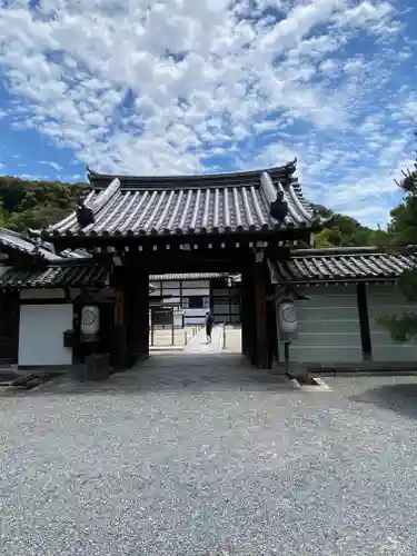 泉湧寺の山門