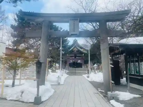 彌彦神社　(伊夜日子神社)の{uncategorized: "未分類", other: "その他", undefined: "問題あり", building: "その他建物", grave: "お墓", sacred_gate: "鳥居", guardian: "狛犬", statue: "像", buddha: "仏像", history: "歴史", nature: "自然", garden: "庭園", animal: "動物", pagoda: "塔", temizu: "手水舎", mountain_gate: "山門・神門", sanctuary: "本殿・本堂", subordinate: "末社・摂社", art: "芸術", scenery: "景色", jizo: "地蔵", ema: "絵馬", goshuin: "御朱印", omikuji: "おみくじ", items: "授与品その他", amulet: "お守り", goshuincho: "御朱印帳", eats: "食事", festival: "お祭り", votive_dance: "神楽", shichigosan: "七五三参", wedding: "結婚式", experience: "体験その他", initially: "初詣", around: "周辺", anti_infection: "感染症対策"}