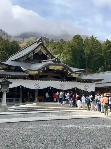 彌彦神社の{uncategorized: "未分類", other: "その他", undefined: "問題あり", building: "その他建物", grave: "お墓", sacred_gate: "鳥居", guardian: "狛犬", statue: "像", buddha: "仏像", history: "歴史", nature: "自然", garden: "庭園", animal: "動物", pagoda: "塔", temizu: "手水舎", mountain_gate: "山門・神門", sanctuary: "本殿・本堂", subordinate: "末社・摂社", art: "芸術", scenery: "景色", jizo: "地蔵", ema: "絵馬", goshuin: "御朱印", omikuji: "おみくじ", items: "授与品その他", amulet: "お守り", goshuincho: "御朱印帳", eats: "食事", festival: "お祭り", votive_dance: "神楽", shichigosan: "七五三参", wedding: "結婚式", experience: "体験その他", initially: "初詣", around: "周辺", anti_infection: "感染症対策"}