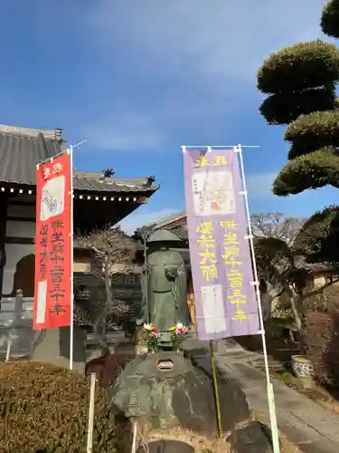 円照寺の像